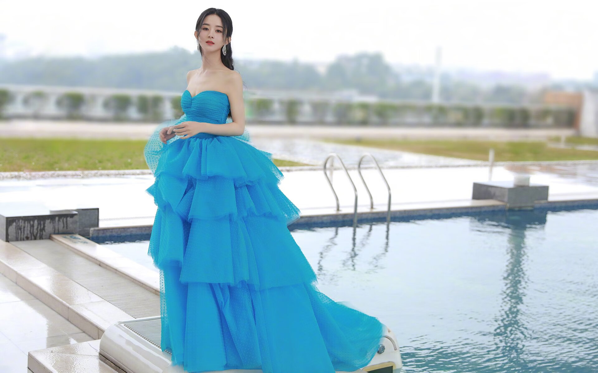 里昂注重体能轮换保持阵容活力，里昂打法